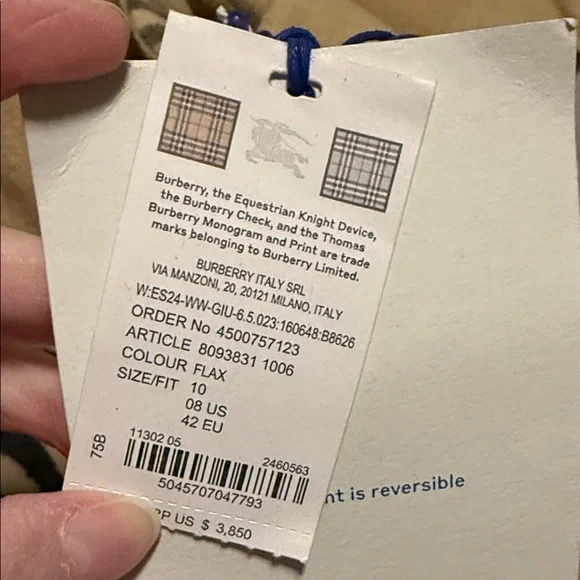 New Burberry Luxurious Reversible Hooded Coat with Plaid Trim - Picture 8 of 10